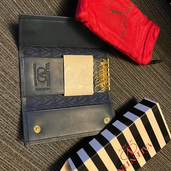 Valentino Dark Blue Leather Key Holder with Gold Accents. Brand new. - Picture 4 of 7